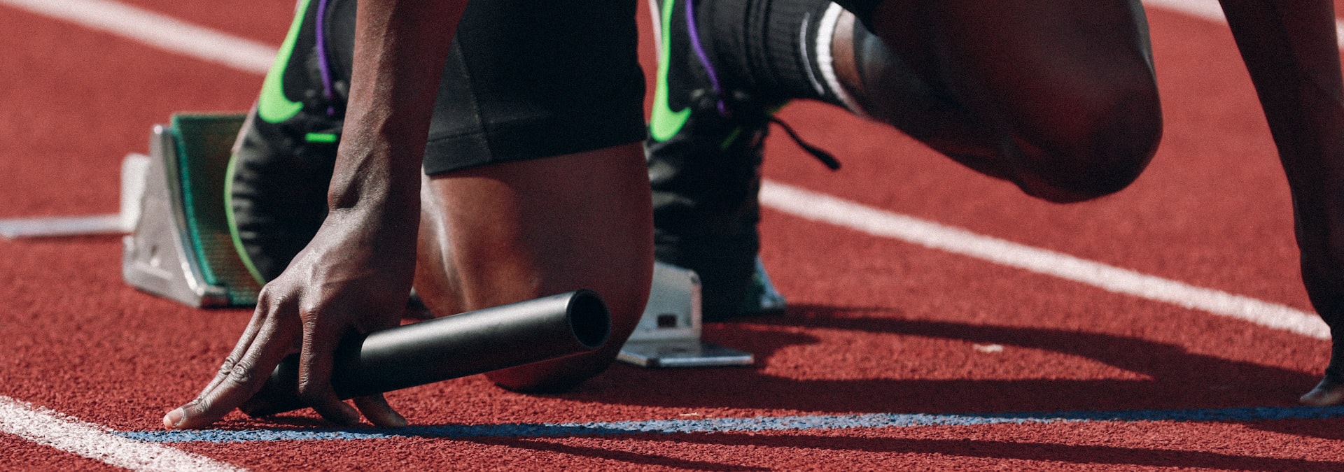 MK体育超清画质展示 - 足球运动员在绿茵场上激烈拼抢的瞬间特写